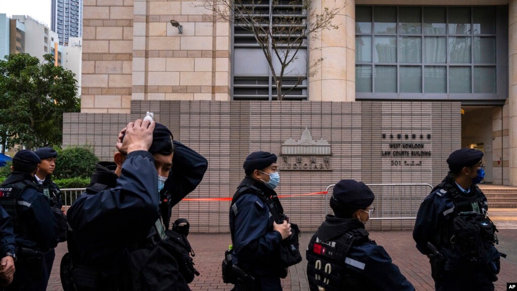 警方在香港壹传媒创办人黎智英案庭审法院外戒备。（美联社）(photo:VOA)