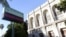 洛杉矶汉密尔顿高中的公告牌显示“学校停课”