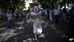 El cuerpo de Oswaldo Payá fue sepultado en La Habana este martes en medio de críticas por la detención de varias personas.