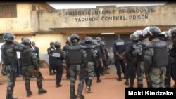 Forces de police devant la prison centrale de Yaoundé au Cameroun le 23 juillet 2019.