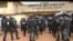 Forces de police devant la prison centrale de Yaoundé au Cameroun le 23 juillet 2019.