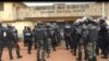 De plus en plus de Camerounais se battent contre les policiers