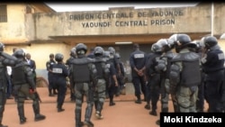 Déploiement de la police à la prison de Kondengui à, Yaoundé, Cameroun, le 23 juillet 2019. (VOA/Kindzeka) 