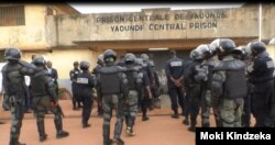 FILE - Deployment of the police at the Kondengui Central Prison, Yaounde, Cameroon, July 23, 2019. (Moki Kindzeka/VOA)