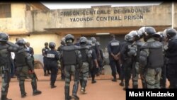 Deployment of the police at the Kondengui Central Prison, Yaounde, Cameroon, July 23, 2019. ( M. Kindzeka, VOA) 