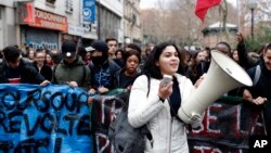 Jóvenes se manifiestan en París, el viernes 7 de diciembre de 2018. 