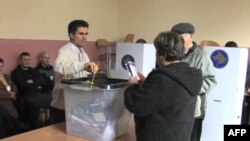 Glasačko mesto na Kosovu (arhivski snimak)