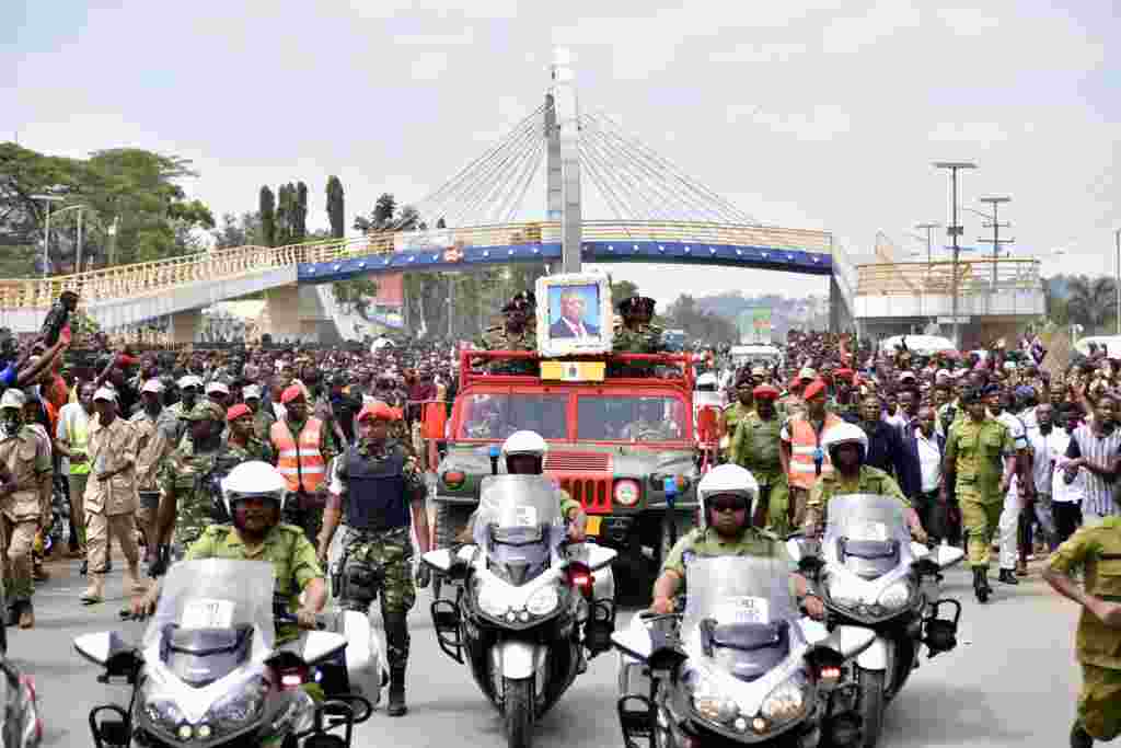 Wananchi wa Mwanza wamuaga aliyekuwa Rais wa Tanzania Hayati Dkt. John Pombe Magufuli. Picha na Ofisi ya Rais.