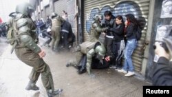Cảnh sát chống bạo động dùng vòi rồng để giải tán một cuộc biểu tình phản đối buổi trình chiếu bộ phim về nhà độc tài cánh hữu Pinochet