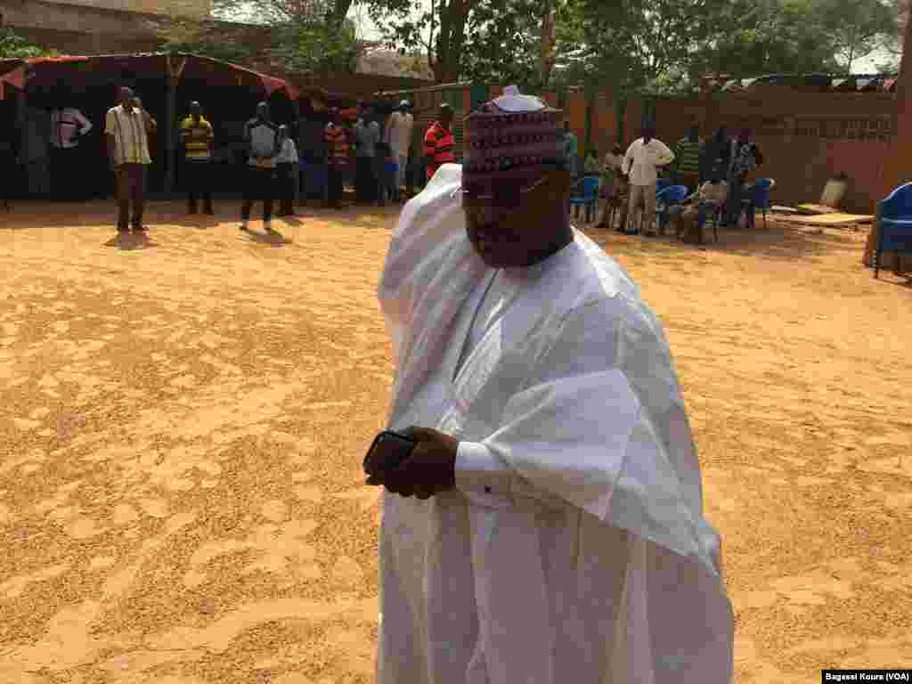 L&#39;opposant Séini Oumarou arrivant au siège de son parti le MSND, Niamey le 16 mars 2016. (VOA/Bagassi Koura)