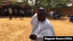 L'opposant Séini Oumarou arrivant au siège de son parti le MSND, Niamey le 16 mars 2016. Photo voa Bagassi Koura