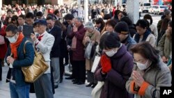 Masyarakat Jepang mengheningkan cipta dan berdoa untuk mengenang korban gempa bumi dan tsunami di daerah pertokoan Ginza, Tokyo.