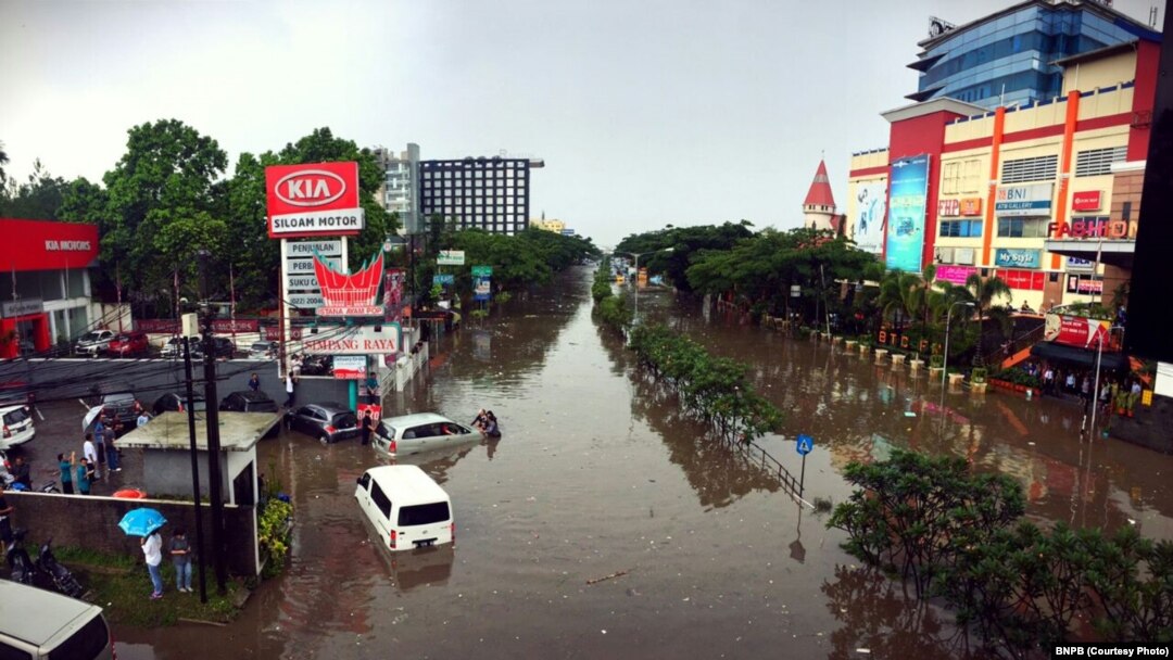 Banjir menggenangi kota Bandung, Jawa Barat, 24 Oktober 2016 (Foto: Badan Nasional Penanggulangan Bencana/BNPB)