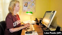 Laurel Ranticelli looks at her University of Massachusetts online class information, Tuesday, July 1, 2008, at her home in Springfield, Mass. 