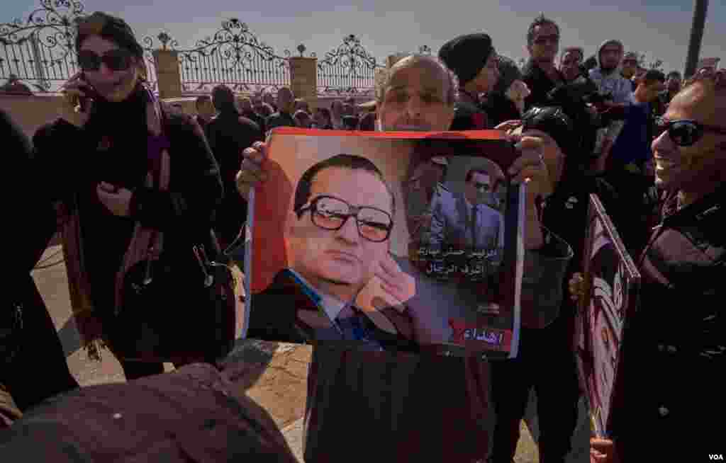 Mubarak&#39;s supporters gather to pay their last respects to the man who led Egypt from 1981 to 2011. (Hamada Elrasam/VOA) 