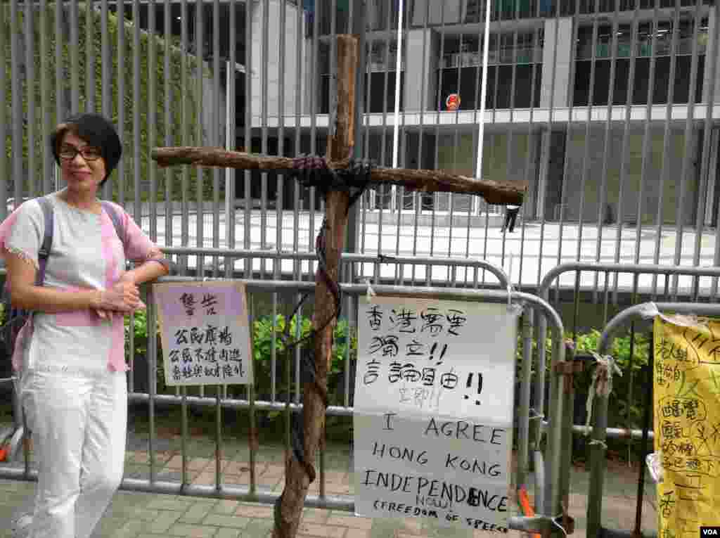 港人重返金钟纪念雨伞革命两周年(美国之音海彦拍摄)