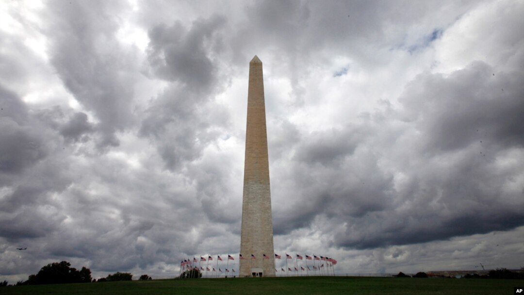 Seorang pria menuangkan sekaleng bensin ke kepala, kemudian membakar diri di komplek National Mall atau alun-alun di kota Washington (foto: ilustrasi). 