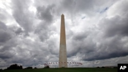 Seorang pria menuangkan sekaleng bensin ke kepala, kemudian membakar diri di komplek National Mall atau alun-alun di kota Washington (foto: ilustrasi). 