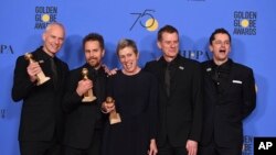 Para pemeran dan kru "Three Billboards Outside Ebbing, Missouri", dari kiri, Martin McDonagh, pemenang naskah film terbaik, Sam Rockwell, aktor pembantu terbaik; France McDormand, pemenang aktris terbaik, Hollywood, 7 Januari 2018. 