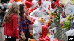 Residentes de Marysville dejaron ofrendas para recordar a las víctimas del tiroteo en la escuela en el estado de Washington.