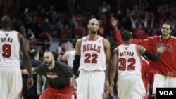 Para pemain Chicago Bulls (ki-ka) Luol Deng, Carlos Boozer, Taj Gibson, C.J. Watson dan Joakim Noah merayakan keunggulan tim mereka atas Miami Heat di game 1 final Wilayah Timur NBA hari Minggu (15/5).