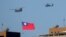 Un helicóptero pasea una bandera de Taiwán durante los ensayos para una fiesta nacional en Taipei el 5 de octubre de 2021. 
