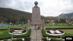 南美厄瓜多尔首都基多附近的赤道纪念碑 （美国之音申华拍摄）