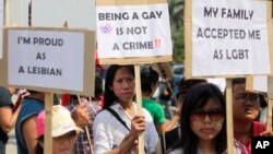 Para aktivis gay Indonesia memegang poster saat melakukan aksi protes untuk menuntut kesetaraan bagi kelompok LGBT di Jakarta (foto: dok).