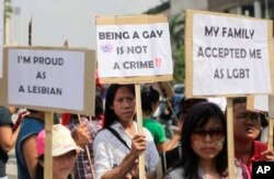 Aktivis gay Indonesia memegang poster saat protes menuntut kesetaraan bagi kaum LGBT (Lesbian, gay, biseksual dan transgender) di Jakarta. (Foto: AP)