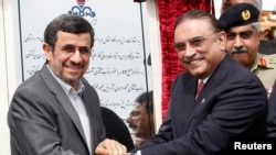 Presiden Iran Mahmoud Ahmadinejad berjabat tangan dengan presiden Pakistan Asif Ali Zardari, menandai dimulainya konstruksi pipa Iran-Pakistan di Chahbaharm, Iran hari Senin (11/3).