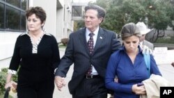 Former House Majority Leader Tom Delay, along with his wife, Christine, left, and daughter Danielle Garcia, leave the Travis Coumty Courthouse in Austin, Texas 24 Nov. 2010.