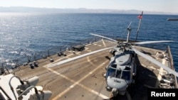 资料照：一架SH-60海鹰直升机停在导弹驱逐舰“斯托克代尔”号驱逐舰的甲板上。该舰在参加“热切雄狮”演习期间访问约旦亚喀巴市。(2013年6月17日)