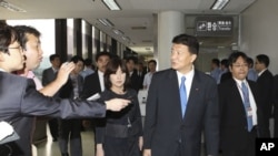 Japanese lawmakers from opposition Liberal Democratic Party Yoshitaka Shindo, 2nd right, Tomomi Inada, center, and Masahisa Sato, center rear left, arrive at Gimpo Ariport in Seoul, South Korea, August 1, 2011