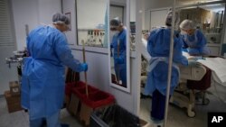 Para petugas medis memeriksa pasien COVID-19 di ICU Rumah Sakit Sotiria Thoracic Diseases di Athena, Yunani, 18 Januari 2021.
