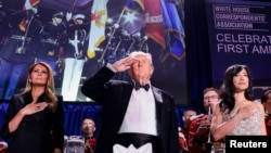 دونالد ترمپ، رییس جمهور ایالات متحده در ضیافت خبرنگاران قصر سفید حضور داشت که یک مهاجم تلاش کرد تا وارد سالون برگزاری این ضیافت شود.