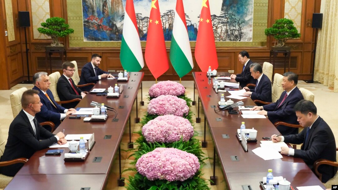En esta foto difundida por la agencia de noticias Xinhua, el primer ministro húngaro Viktor Orbán, segundo desde la izquierda, conversa con el presidente chino Xi Jinping durante una reunión bilateral en Beijing, el lunes 8 de julio de 2024.