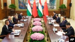 En esta foto difundida por la agencia de noticias Xinhua, el primer ministro húngaro Viktor Orbán, segundo desde la izquierda, conversa con el presidente chino Xi Jinping durante una reunión bilateral en Beijing, el lunes 8 de julio de 2024.