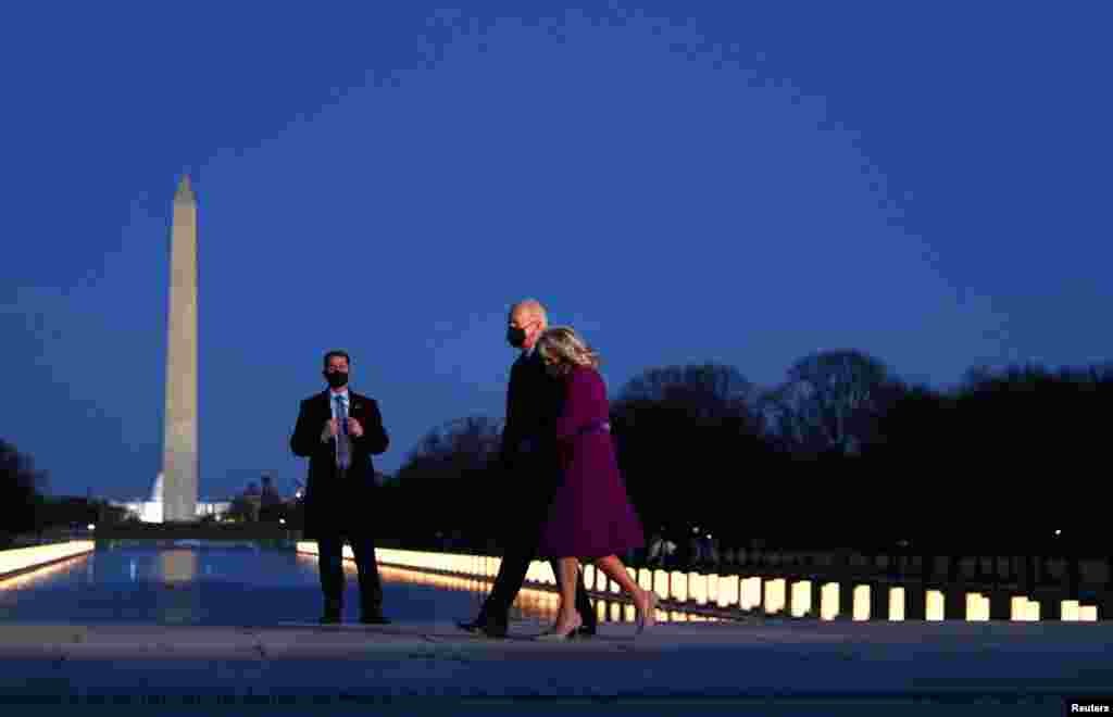 جو بایدن، رییس جمهور منتخب امریکا و همسرش یک روز قبل از برگزاری مراسم تحلیف به قربانیان کووید۱۹ در ایالات متحده ادای احترام کردند.