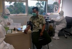 Pelaksanaan rapid test di salah satu rumah sakit di Surabaya (Foto: Humas Pemprov Jatim).