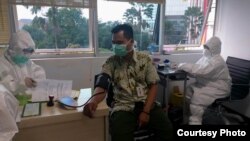 Pelaksanaan rapid test di salah satu rumah sakit di Surabaya (Foto: Humas Pemprov Jatim).