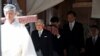 Kaisar Jepang, Akihito, didahului oleh seorang pendeta Shinto saat ia meninggalkan tempat kediamannya untuk berkunjung ke kuil Ise Jingu, menjelang tanggal turun takhtanya tanggal 30 April 2019. Ise, Jepang Tengah, 18 April 2019 (foto: Reuters/Issei Kato
