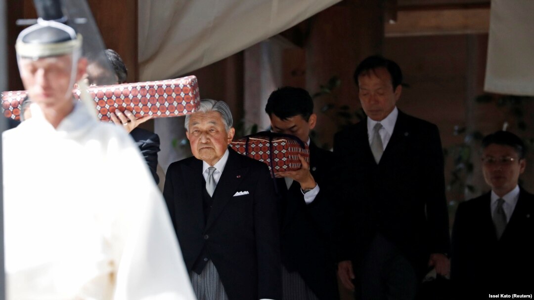 Kaisar Jepang, Akihito, didahului oleh seorang pendeta Shinto saat ia meninggalkan tempat kediamannya untuk berkunjung ke kuil Ise Jingu, menjelang tanggal turun takhtanya tanggal 30 April 2019. Ise, Jepang Tengah, 18 April 2019 (foto: Reuters/Issei Kato