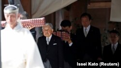 Kaisar Jepang, Akihito, didahului oleh seorang pendeta Shinto saat ia meninggalkan tempat kediamannya untuk berkunjung ke kuil Ise Jingu, menjelang tanggal turun takhtanya tanggal 30 April 2019. Ise, Jepang Tengah, 18 April 2019 (foto: Reuters/Issei Kato