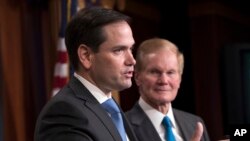 El senador republicano por Florida, Marco Rubio (izquierda) y el senador demócrata por Florida Bill Nelson han pedido al Departamento del Teosoro que combata el uso del petro, la moneda virtual venezolana.