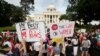 Protest aktivista za prava na abortus ispred zgrade Državne skupštine u Montgomeriju, u Alabami, 19. maja 2019. (Foto: Reuters/Michael Spooneybarger)