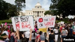 Protest aktivista za prava na abortus ispred zgrade Državne skupštine u Montgomeriju, u Alabami, 19. maja 2019. (Foto: Reuters/Michael Spooneybarger)
