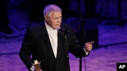 Tom T. Hall acepta el premio del poeta durante el espectáculo de la Academia de Música Country Honors el 19 de septiembre de 2011 en Nashville, Tennessee (AP Photo / Mark Humphrey)