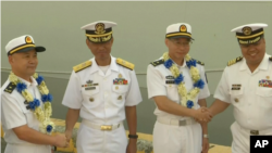 菲律賓海軍官員與到訪的中國海軍軍官握手（美聯社視頻截圖2019年1月17日）