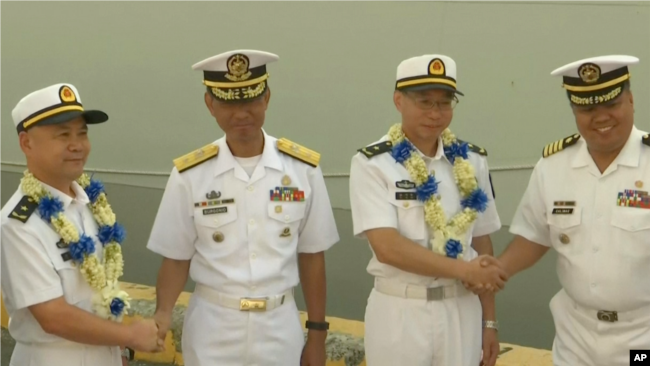 菲律宾海军官员与到访的中国海军军官握手（美联社视频截图2019年1月17日）