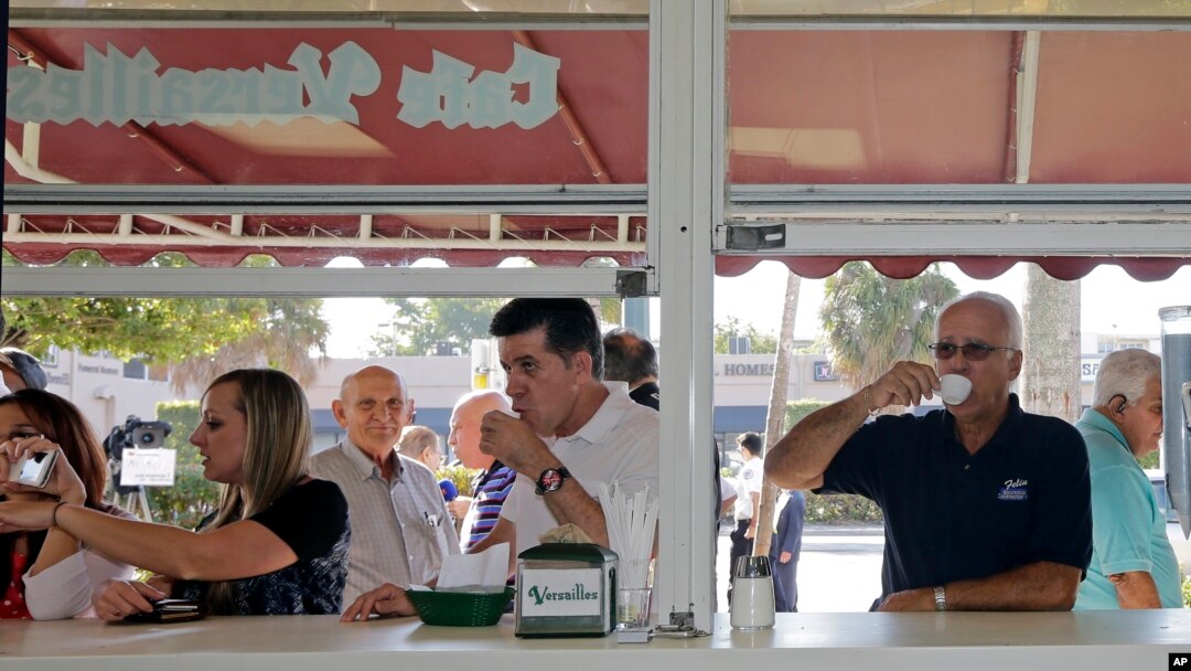 Los estadounidenses pronto podrán degustar un cafécito netamente cubano. Cuba produce alrededor de 100.000 sacos de 60 kilogramos de arábiga al año, según la Organización Internacional del Café. 